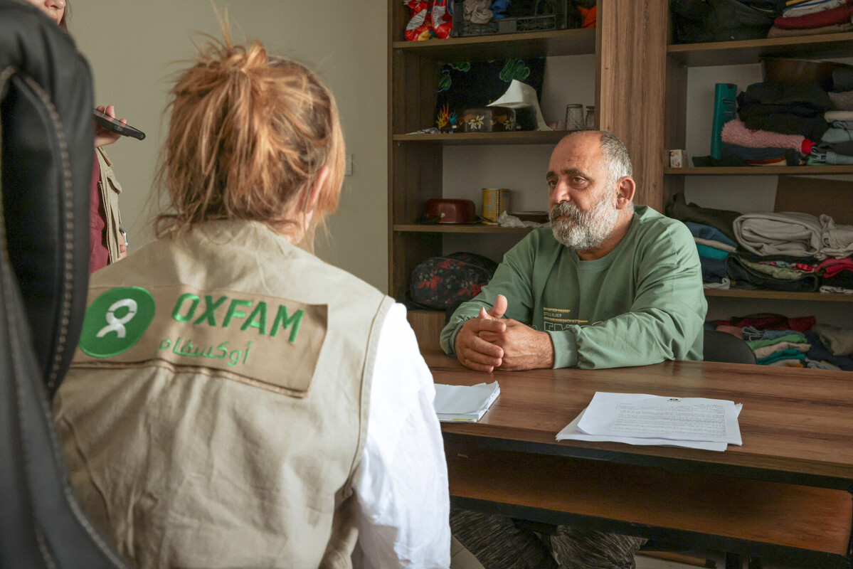 Salah condivide la sua storia con lo staff di Oxfam Foto: Christian Haarb / Oxfam