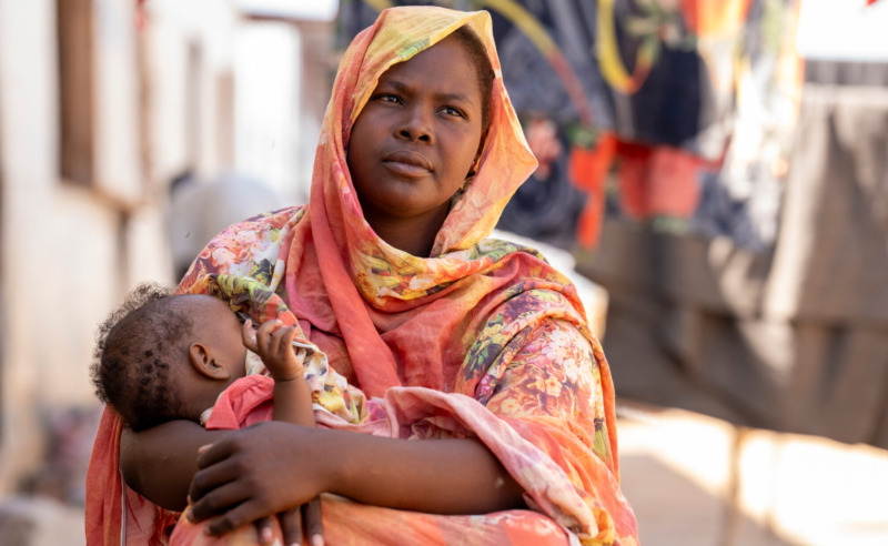 Shaima Ali, una rifugiata sudanese a Renk, nel Sudan del Sud, tiene in braccio la sua bambina