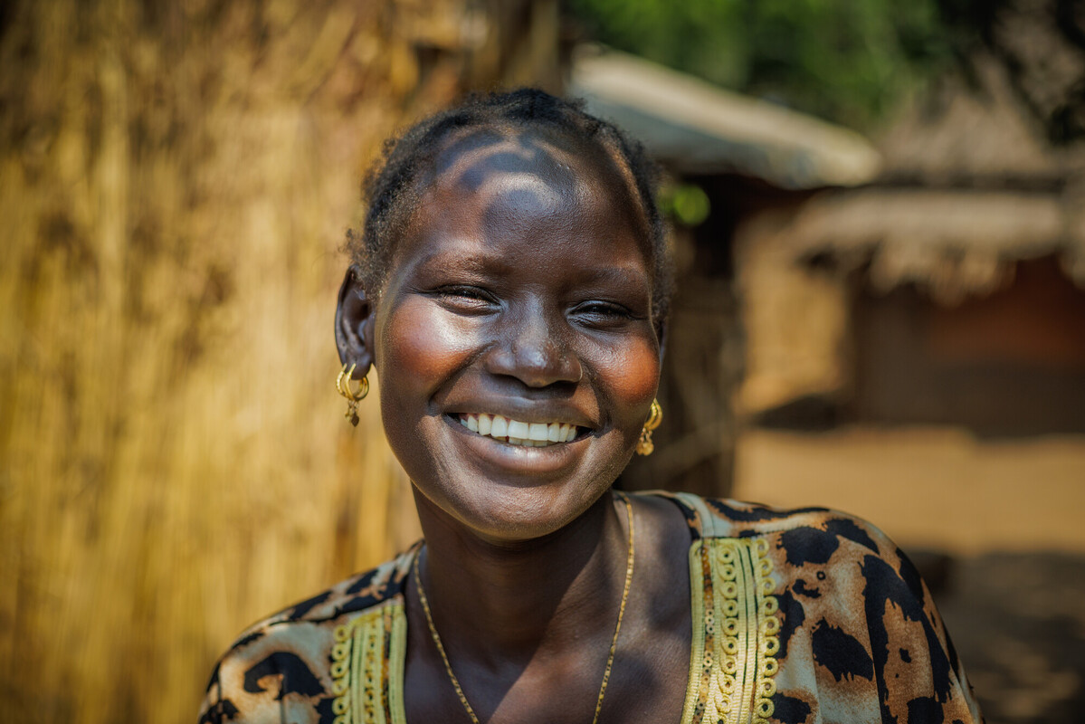 Rifugiati sudanesi in Etiopia ricevono aiuto da Oxfam con acqua pulita nei campi.