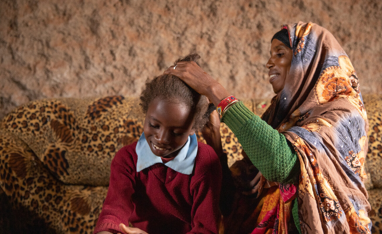 Halima Galma, partecipante al progetto DFAT finanziato da Australian Aid e implementato da Strategies for Northern Development (SND), ha un facile accesso all'acqua da un pozzo scavato nell'ambito del progetto a Kubi Dibayu, Marsabit, e questo le dà il tempo di preparare e accompagnare i suoi figli a scuola.