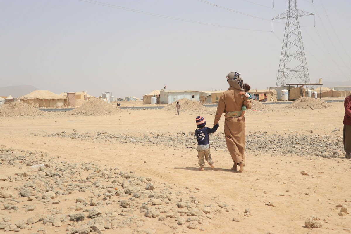 Mofadal con i suoi figli. Credit: Jehad Al-Nahary/Oxfam