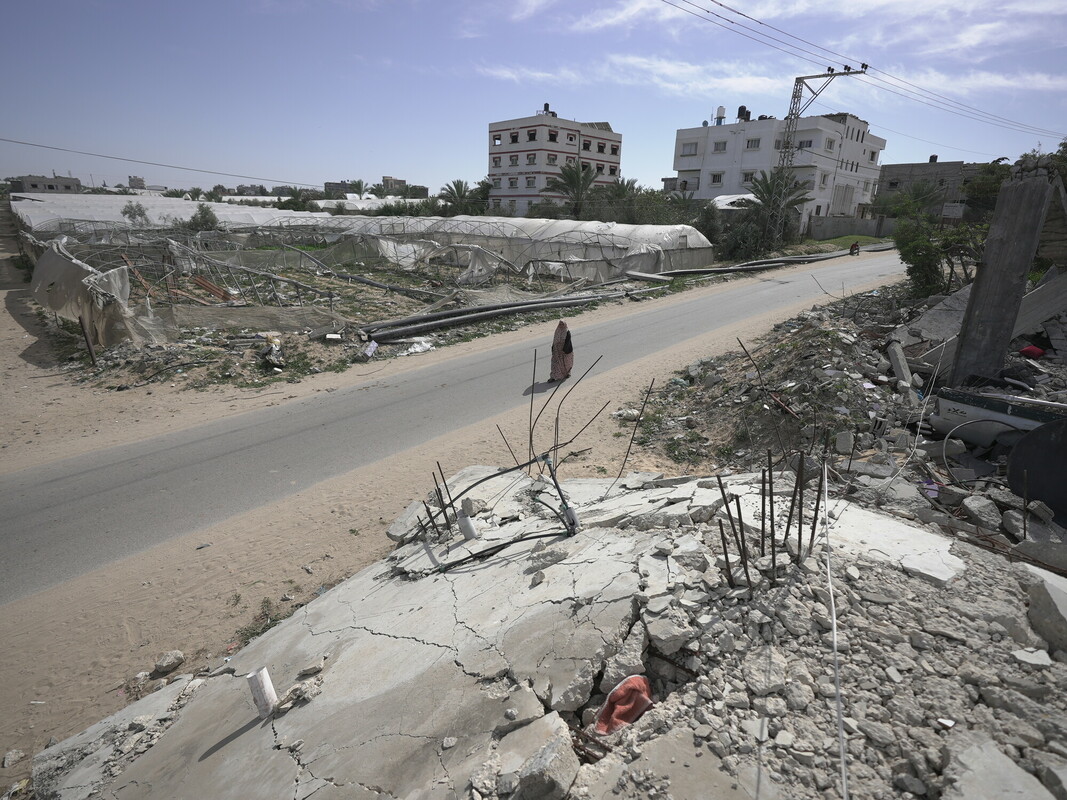 Ameera si reca al suo posto di lavoro, dove cucina cibo per gli sfollati, dopo aver firmato un contratto con un'organizzazione locale di Gaza. Credit: Alef Multimedia