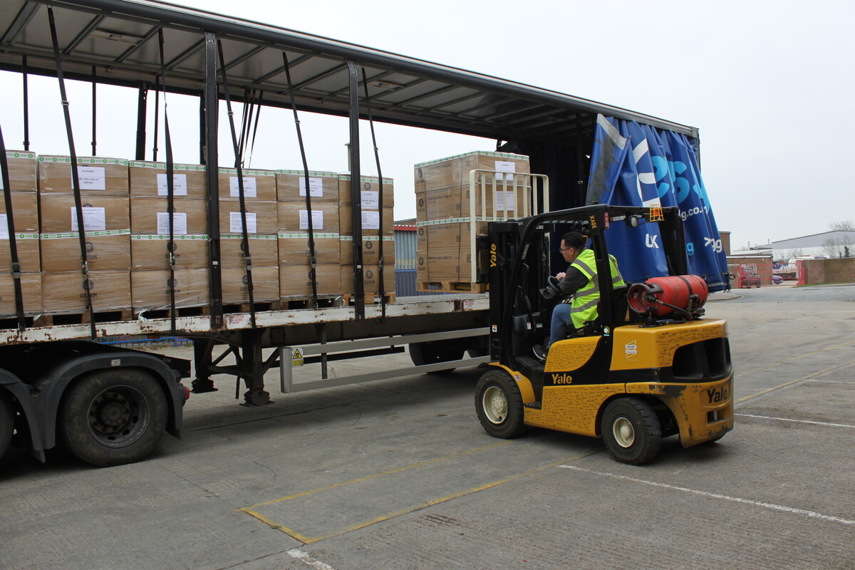 Pallet contenente strumentazioni ed equipaggiamenti in ambito idrico e igienico sanitario mentre vengono caricati sui camion nel nostro magazzino di Bicester, in Gran Bretagna. Foto: Alan Turnbull / Oxfam