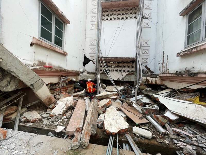 I soccorritori cercano i sopravvissuti nei palazzi del personale governativo danneggiati dal terremoto a Naypyidaw Credit: NYEIN CHAN NAING/EPA-EFE/Shutterstock
