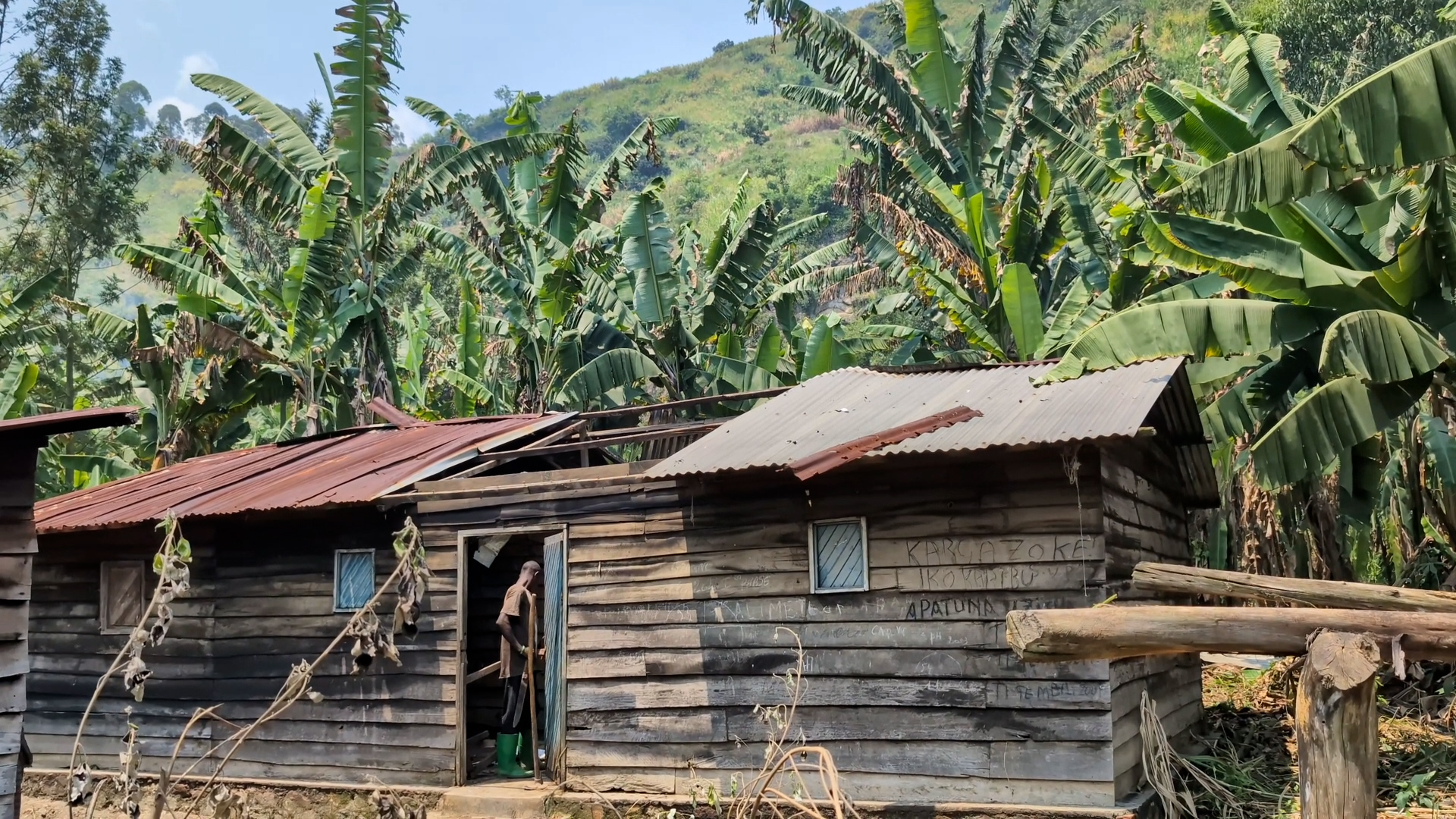 Quello che resta della casa di Kahindo, gravemente danneggiata dalle bombe. Foto: Alain Nkingi/Oxfam 
