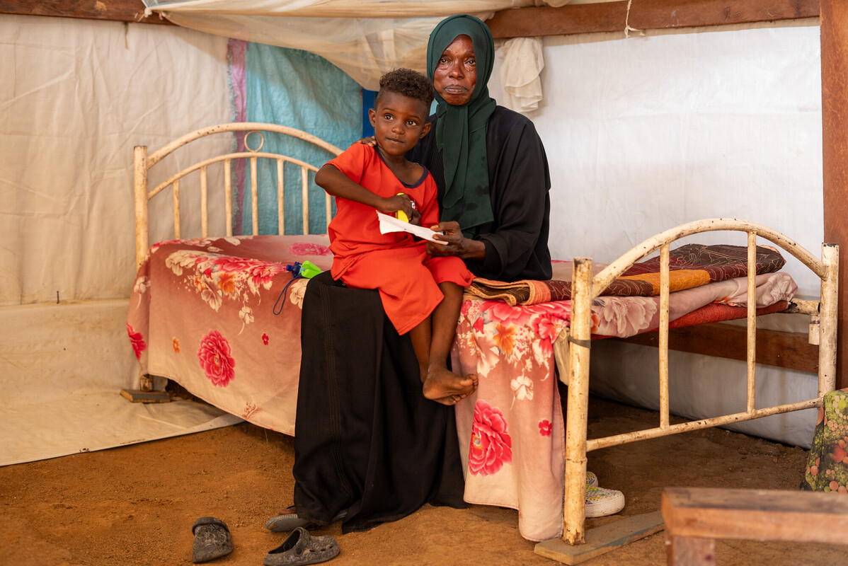 Nadia con il figlio Ismail, tutto quello che resta della sua famiglia distrutta dalla guerra. Foto: Herison Philip Osfaldo/Oxfam 