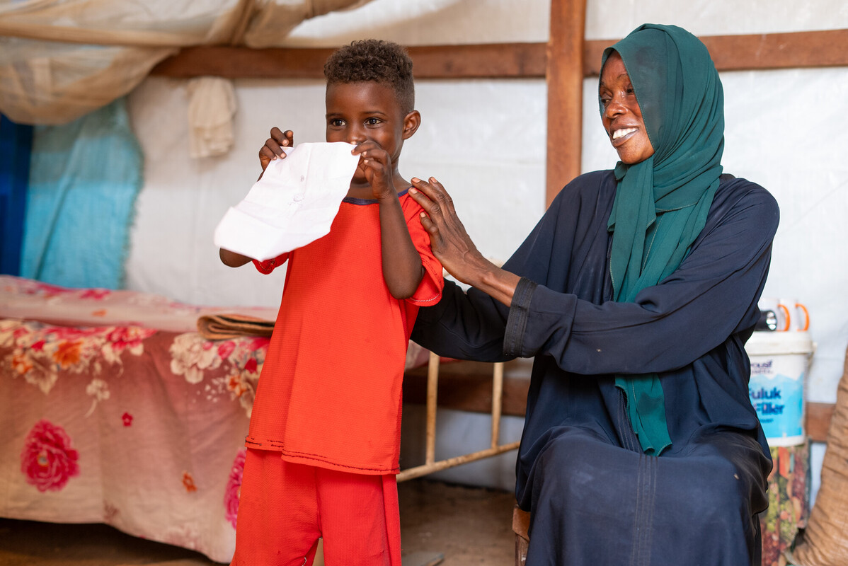 Ismail mostra un disegno che ha realizzato nello spazio del campo dedicato ai bambini. Foto: Herison Philip Osfaldo/Oxfam 