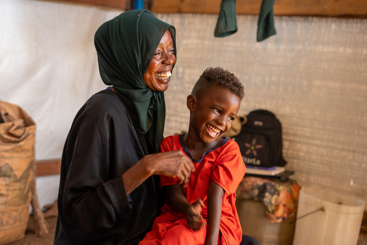 Nadia Zahad, 35 anni, una rifugiata dalla guerra in Sudan, gioca con suo figlio nella loro casa di fortuna a Renk.