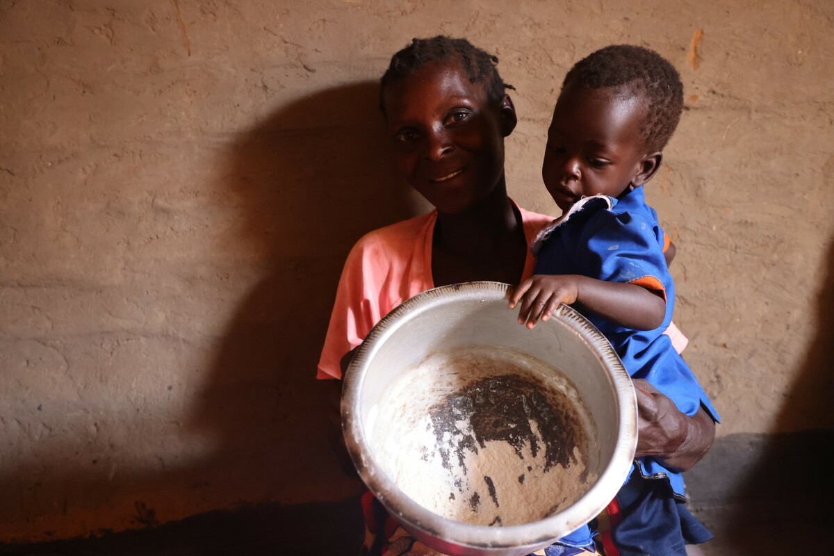 Questa era tutta la farina rimasta a Elizabeth e alla sua famiglia il giorno in cui hanno ricevuto assistenza alimentare in denaro. Vivono in un villaggio nel distretto di Mchinji, nella regione centrale del Malawi, dove l'insicurezza alimentare è un problema.