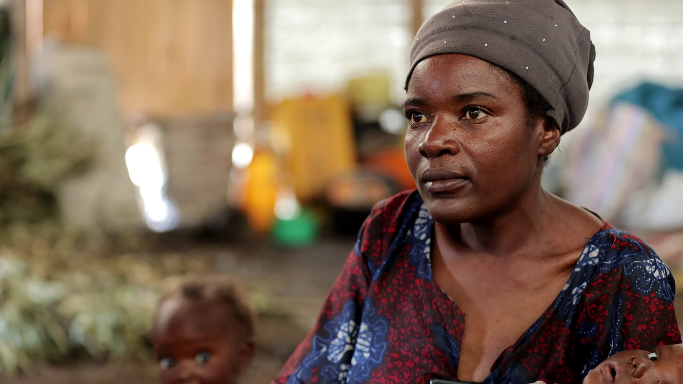 La signora Feza e i suoi sette figli vivono ora in un magazzino comune con diversi altri sfollati. Dal suo arrivo, né lei né altri hanno ricevuto alcun aiuto umanitario. Credit: Yves Kalwira/ Oxfam