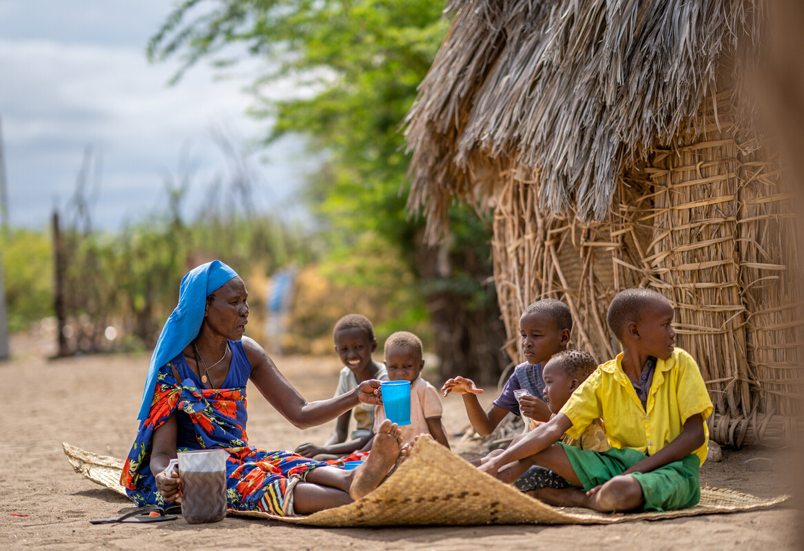 Margaret Ekamai nutre i suoi figli a casa a Narengewoi, Turkana. Ha ricevuto un trasferimento in denaro che ha utilizzato per migliorare l'alimentazione della sua famiglia.