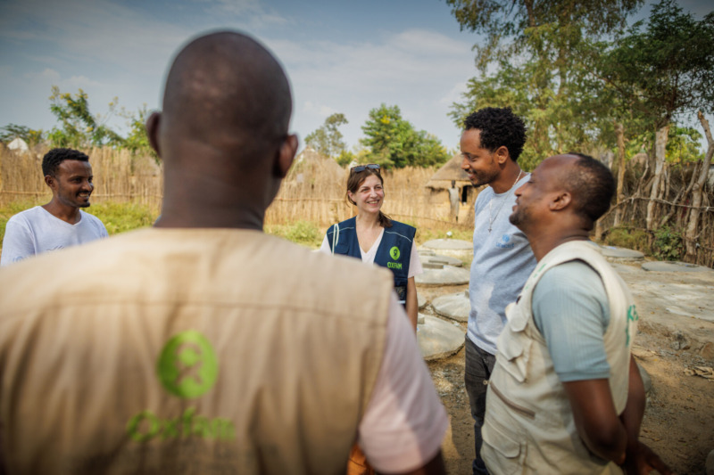 Lo staff di Oxfam Etiopia e Oxfam Italia si confronta in un punto di raccolta acqua nell'insediamento di Kule, Gambella
