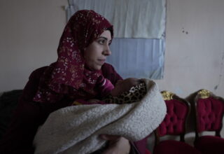 Suhad è madre di sei figli, in circostanze estremamente avverse. Rimase incinta del suo sesto figlio durante la guerra israeliana a Gaza e, oltre a lottare per procurare cibo e acqua alla sua famiglia durante bombardamenti, sfollamenti e assedi umanitari, ha dovuto affrontare le difficoltà della gravidanza. Credit Alef Multimedia Company / Oxfam
