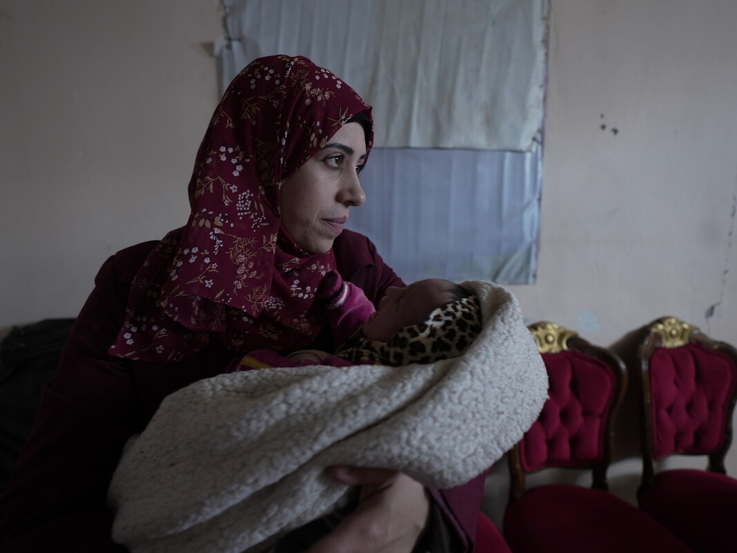 Suhad è madre di sei figli, in circostanze estremamente avverse. Rimase incinta del suo sesto figlio durante la guerra israeliana a Gaza e, oltre a lottare per procurare cibo e acqua alla sua famiglia durante bombardamenti, sfollamenti e assedi umanitari, ha dovuto affrontare le difficoltà della gravidanza. Credit Alef Multimedia Company / Oxfam