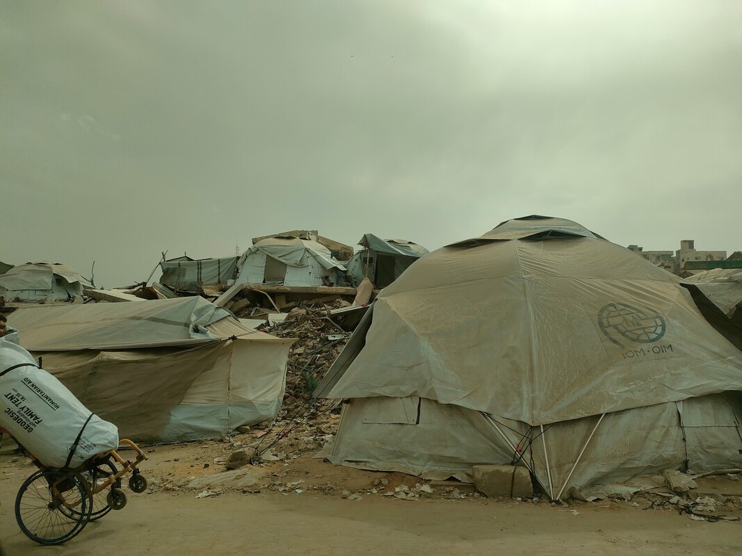 Tende di fortuna e teli tra le macerie sono i rifugi di migliaia di persone; a Gaza non esiste riparo dalle bombe. Foto: Clémence Lagouardat / Oxfam 