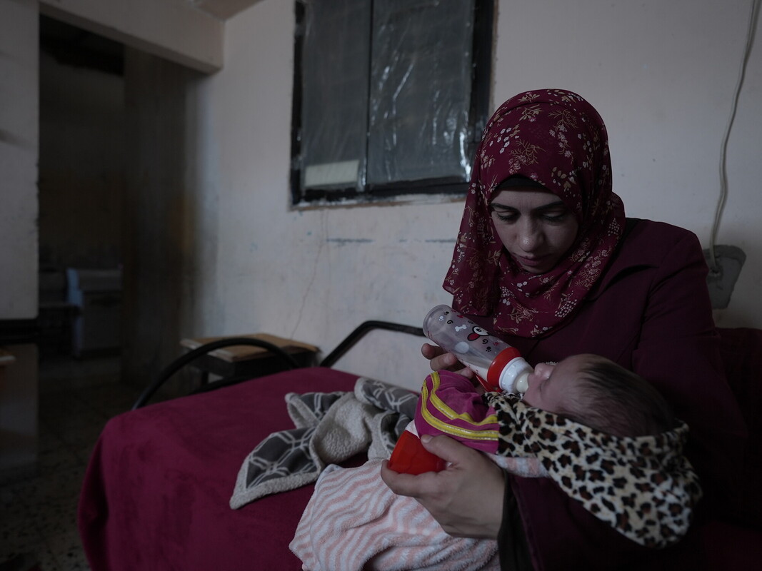 uhad mentre allatta sua figlia. Credit: Alef Multimedia Company / Oxfam