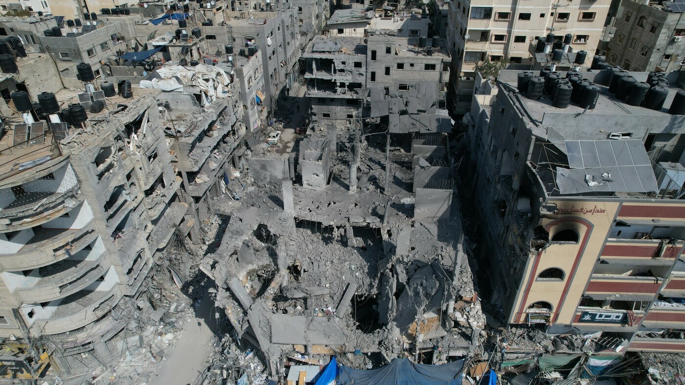 I raid aerei israeliani hanno distrutto la città di Al Zahra. Le torri residenziali nella Striscia di Gaza sono state ridotte in macerie durante un raid aereo israeliano, con almeno venticinque torri residenziali prese di mira.