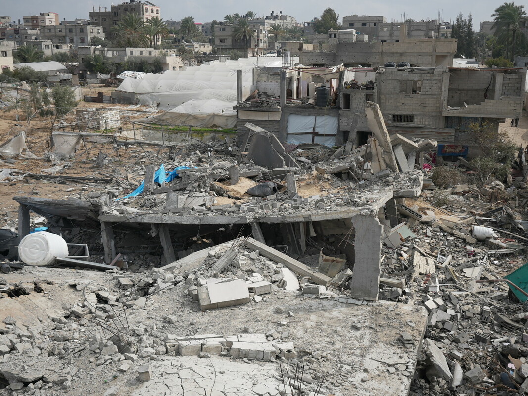 Gli edifici bombardati da un attacco aereo israeliano su Rafah avvenuto a metà febbraio 2024. Un pesante attacco dell'esercito israeliano in cui circa 100 palestinesi furono uccisi in una sola notte a Rafah.