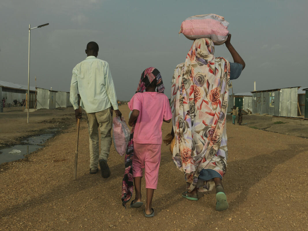 Khamis Adam Mohammed, 33 anni, e la sua famiglia arrivano al centro di transito di Renk dopo essere arrivati ​​dal Sudan devastato dalla guerra.