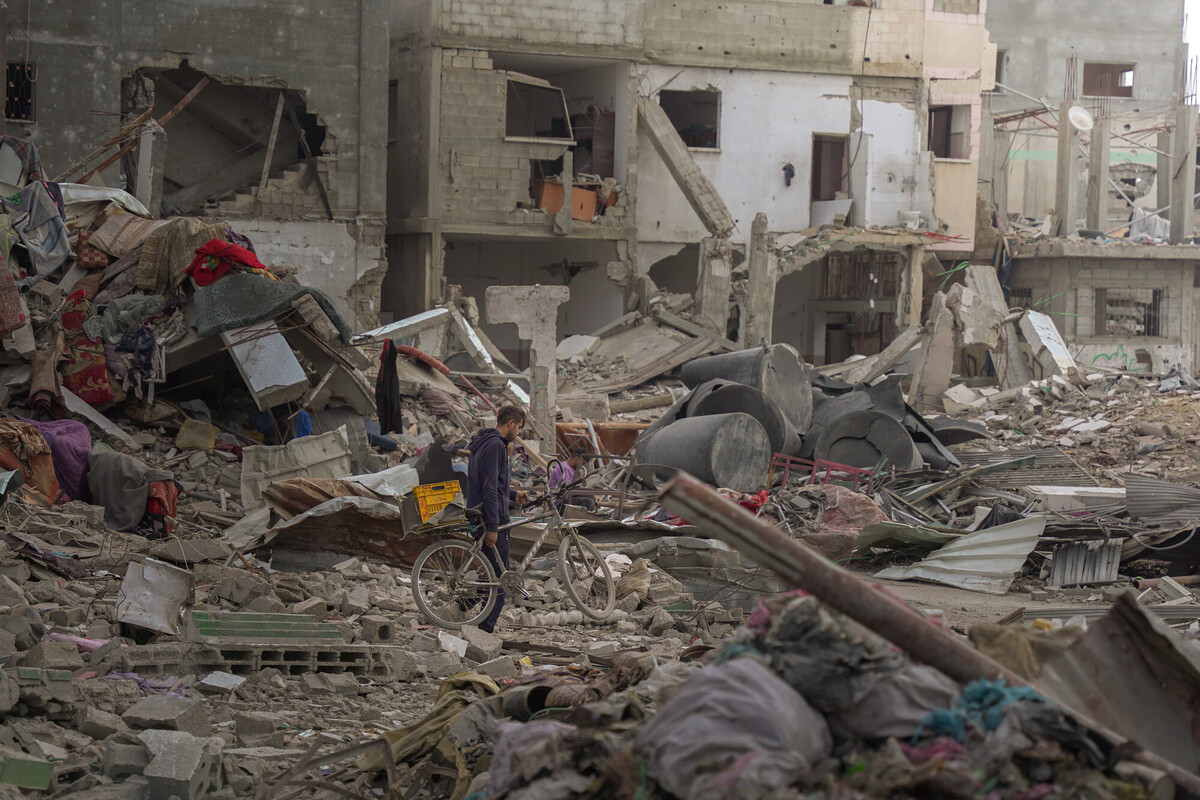 Uomo tra le macerie nel Nord di Gaza. Credit: Alef Multimedia Company/ Oxfam 