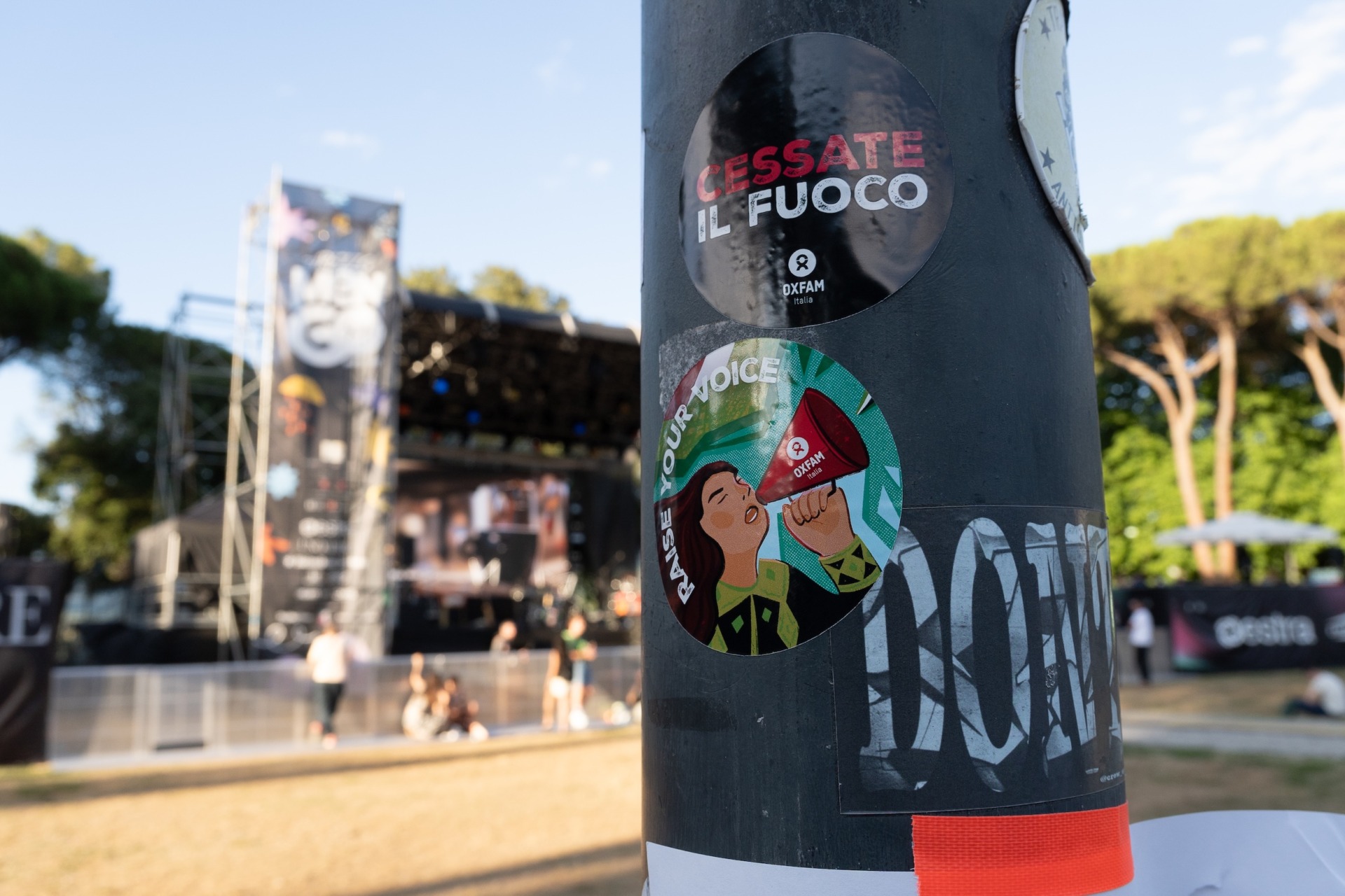 Adesivi Oxfam al Mengo Fest