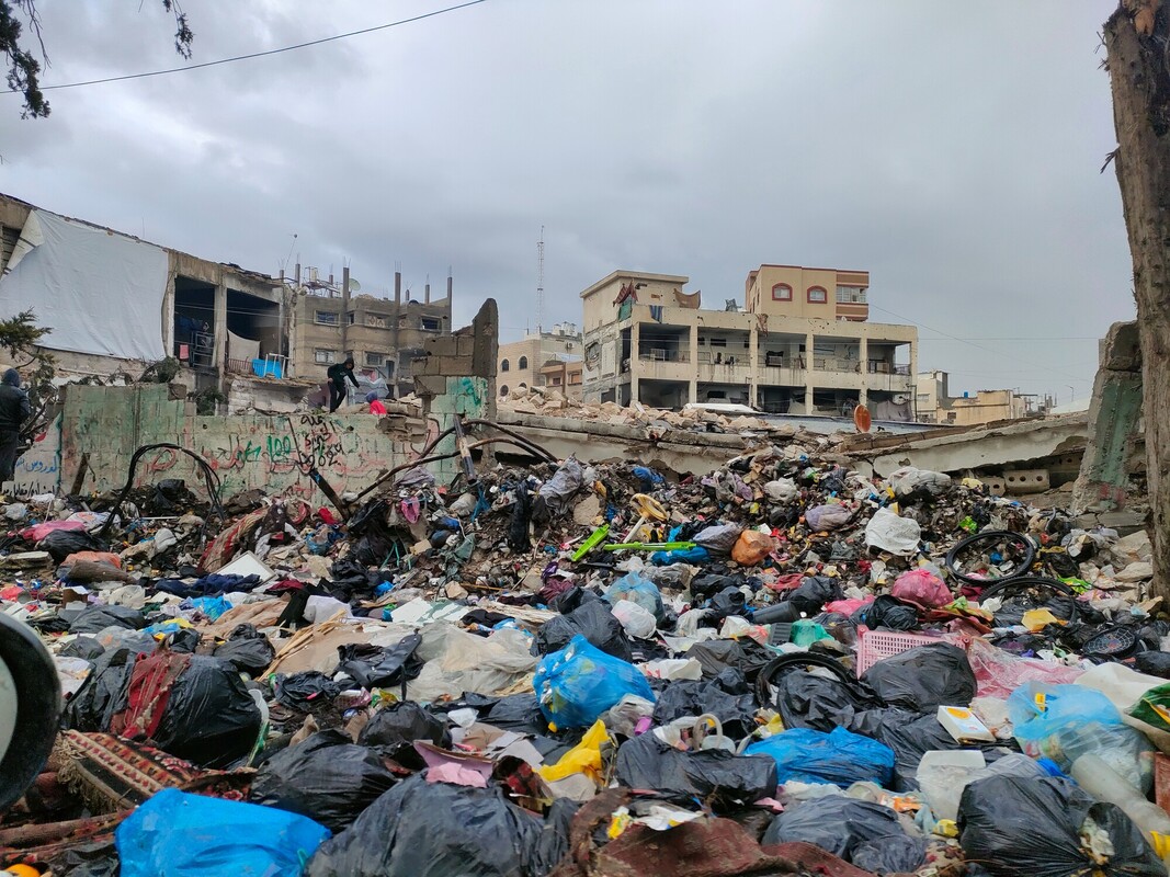 Macerie e rifiuti accumulati tra le strade di Gaza.
