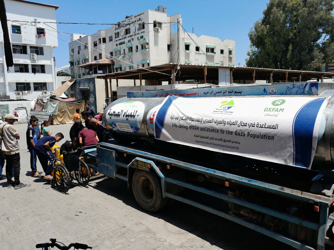 Distribuzione di acqua di Oxfam e dei suoi partner, nel mezzo del caldo torrido di Gaza e dell'assedio in corso.