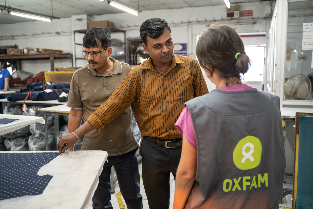 Tarkeshwar Tripatti e Surendhy Ghosh sono responsabili del controllo della serigrafia e della stampa a Rajlakshmi, situata alla periferia di Calcutta, in India.