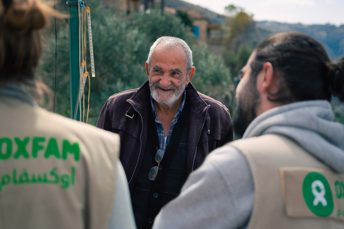 Il team di Oxfam parla con Awad, residente di Deir Mimas, della guerra e della mancanza d'acqua.