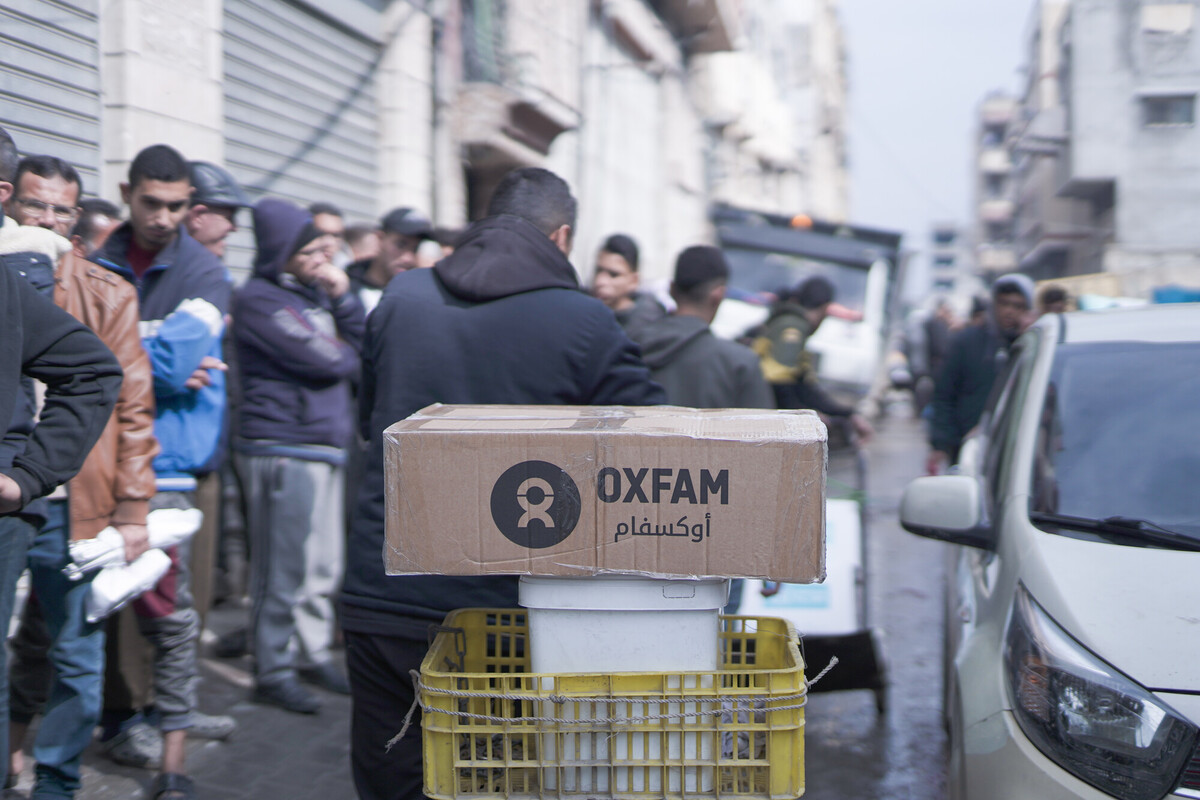 Distribuzione di pacchi alimentari di Oxfam alla popolazione della Striscia di Gaza durante il cessate il fuoco che ha avuto luogo dal 18 gennaio al 18 marzo. Attualmente a causa del blocco degli aiuti da parte di Israele la maggior parte degli aiuti alimentari provenienti dall'estero resta bloccata. Credit: Alef Multimedia Company/ Oxfam