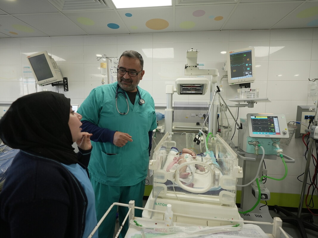 Garantendo acqua pulita agli ospedali, il nostro staff e i nostri partner permettono di salvare decine di donne, uomini e bambini. Alef Multimedia/Oxfam 