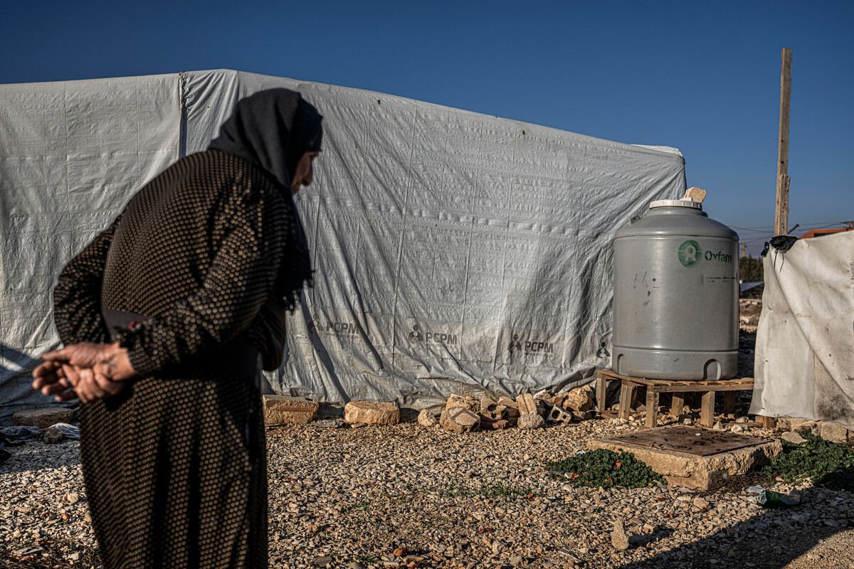 Una donna in un campo profughi siriano vicino a Baalbek. La maggior parte delle tende è stata danneggiata dai bombardamenti israeliani durante la guerra. Credit: Pablo Tosco/Oxfam