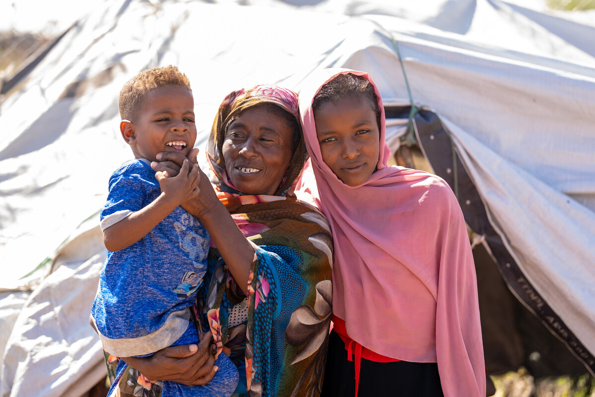 Asia Ahmed* è in piedi con sua madre, Suad, nella loro casa a Renk, nel Sudan del Sud. Sono tra i quasi un milione di sfollati a causa del conflitto in corso in Sudan. Credit: Herison Philip Osfaldo/Oxfam