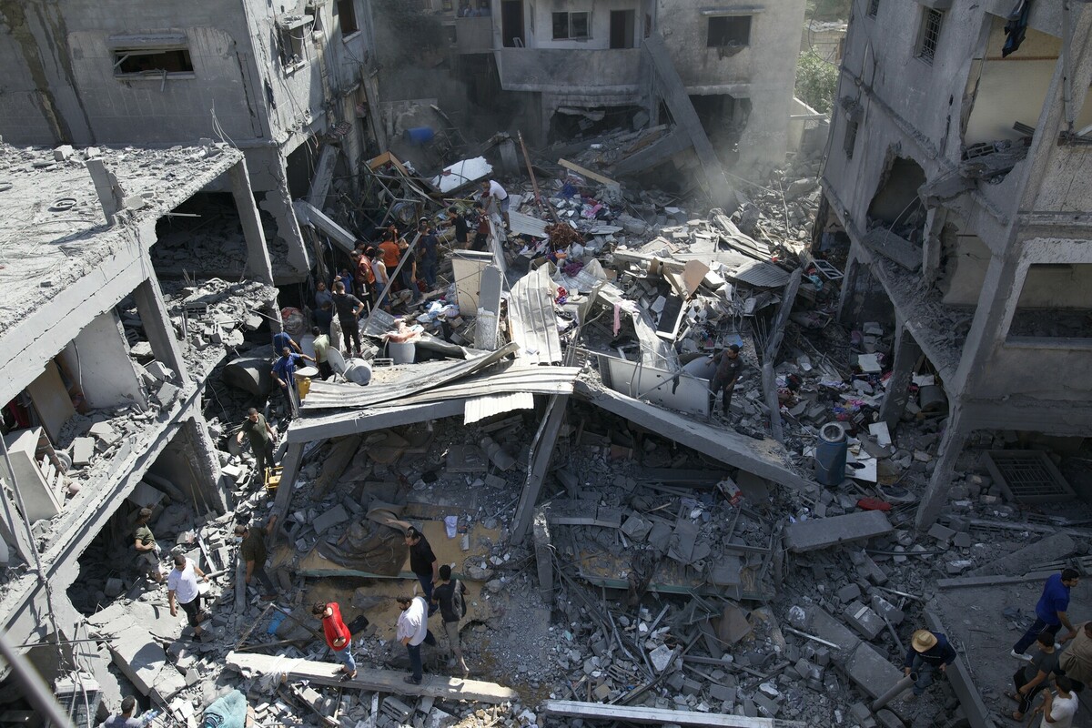 I vigili del fuoco, insieme al personale della protezione civile, ai medici della città di Gaza e ad altri membri della comunità, uniscono le forze per rimuovere le macerie di una casa colpita dalle forze israeliane nella zona di Al Remal. Credit: Marwan Sawwaf/ Alef Multimedia/ Oxfam 
