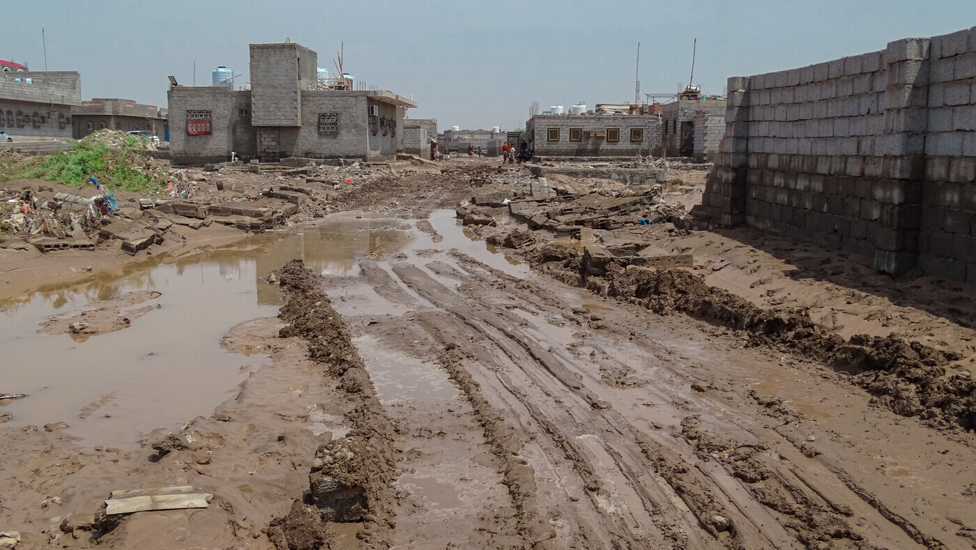 Parti di strade, recinzioni murarie e officine colpite dalle inondazioni. Credit: Abdulbari Othaman/Oxfam 
