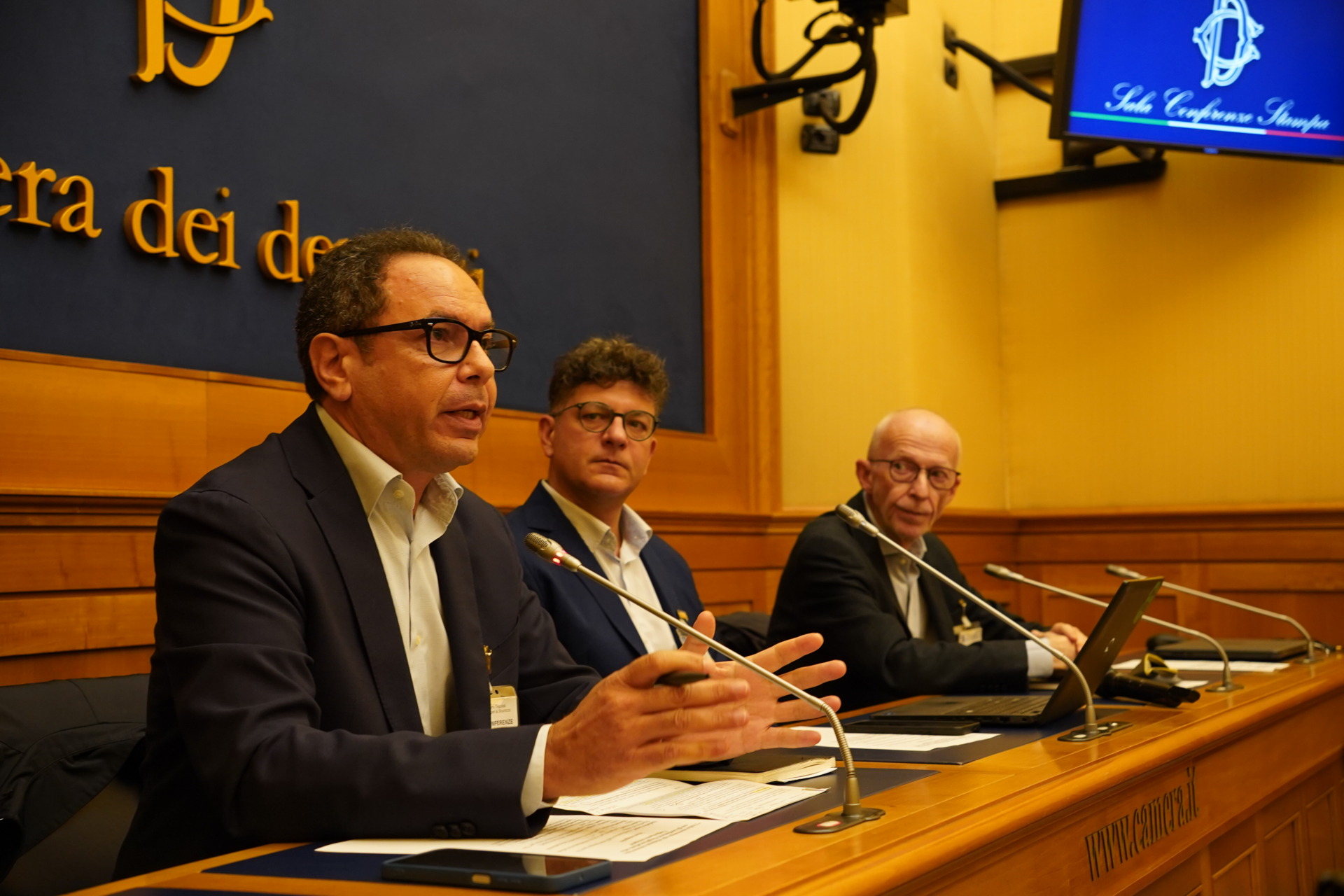 Vittorio Longhi - responsabile advocacy di COSPE, Paolo Pezzati - portavoce per le crisi umanitarie di Oxfam Italia e Riccardo Noury, portavoce di Amnesty International Italia alla Camera dei deputati per ribadire l governo Italiano l'appello a interrompere ogni relazione commerciale con gli insediamenti illegali israeliani