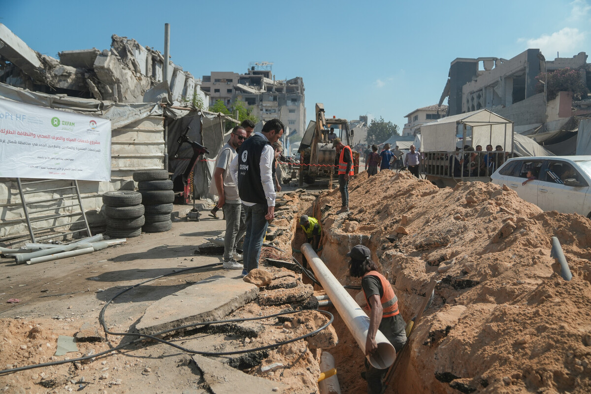 La riparazione delle tubature ha permesso a migliaia di persone di avere accesso all’acqua pulita. Foto: Alef Multimedia/Oxfam 