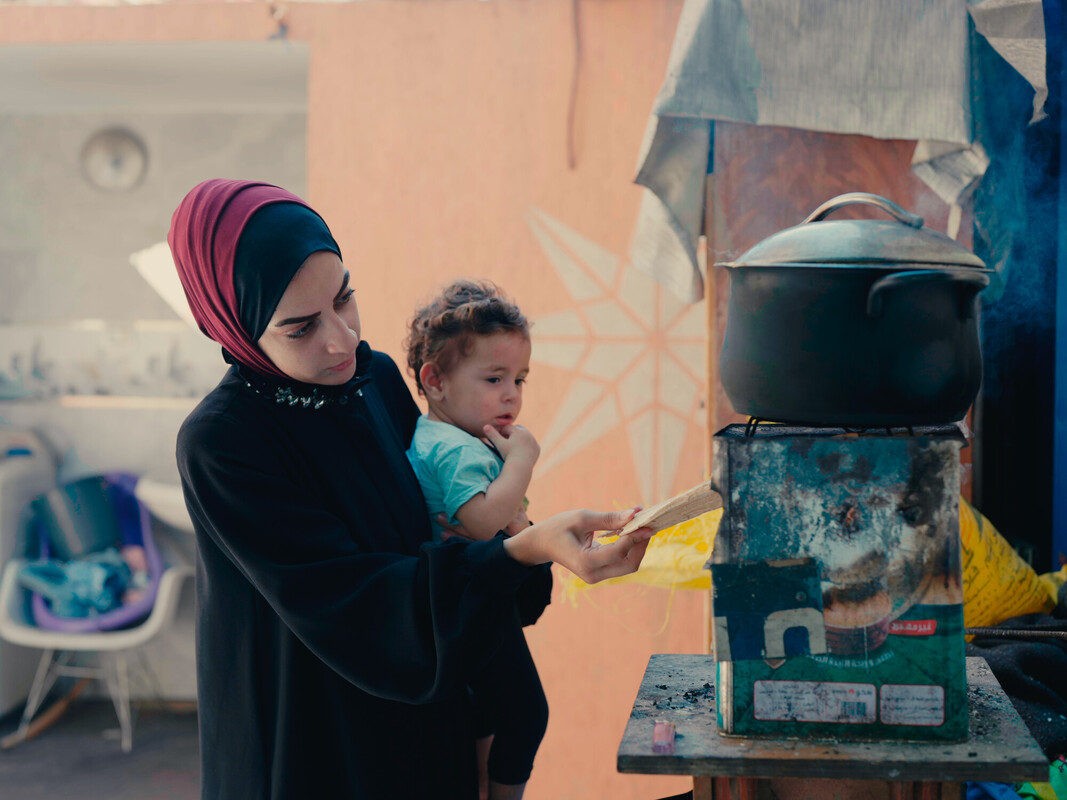 Hiba è rimasta sola con i suoi figli. A lei e ad altre donne, vedove e sole, le abbiamo fornito assistenza legale, psicologica e medica. Foto: Alef Multimedia/Oxfam 