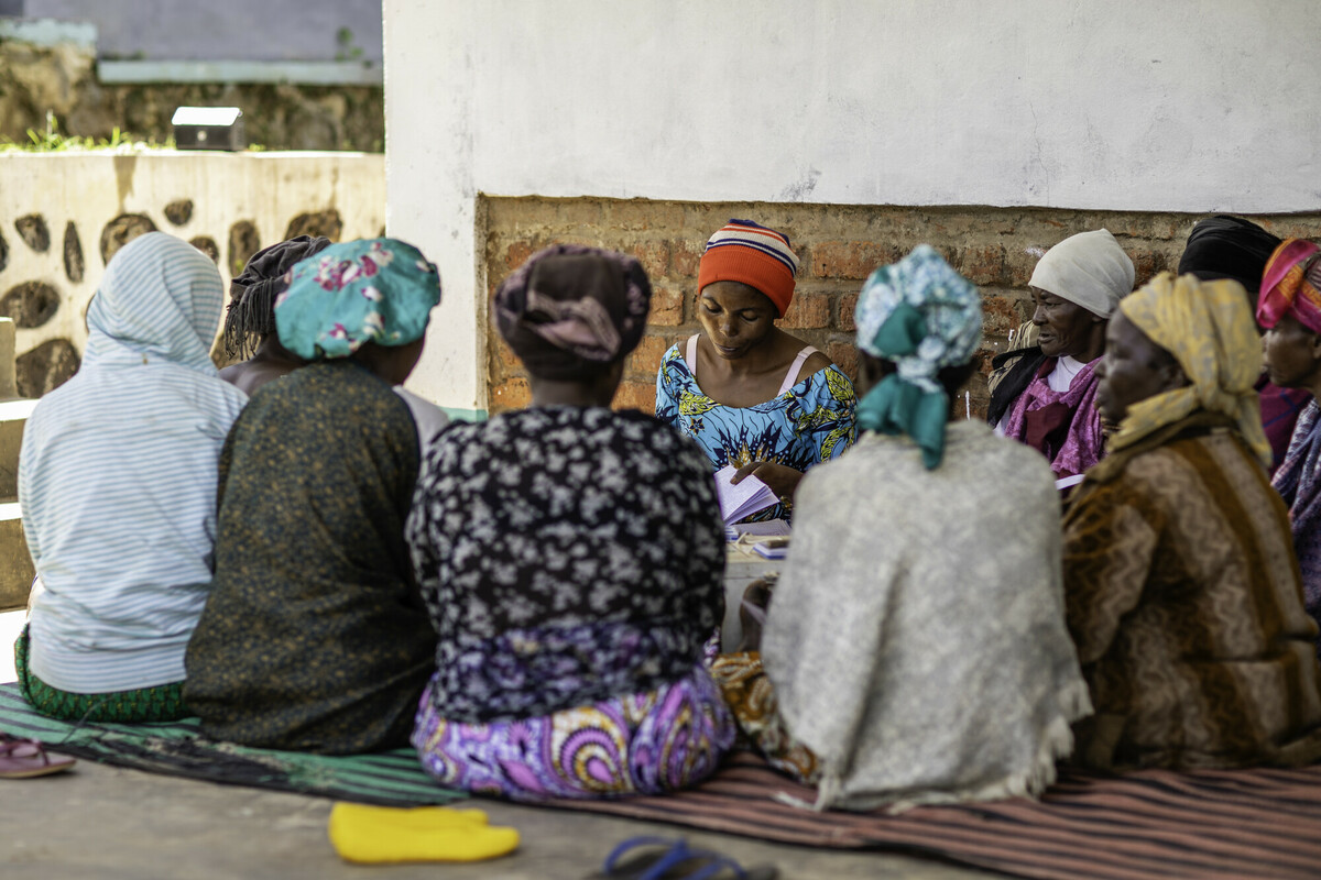 Murega Bahat guida una sessione di raccolta fondi per il gruppo di risparmio nel capoluogo Burhinyi, Sud Kivu, Repubblica Democratica del Congo. Credit: Narcisse K Chibangu / Oxfam