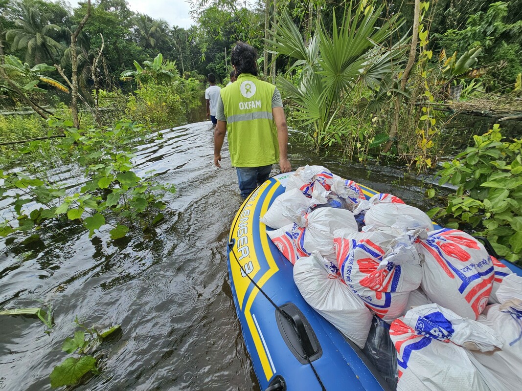 Bangladesh. Le nostre squadre portano aiuti ai sopravvissuti alle alluvioni che vivono nelle aree remote. Lo scorso anno, quasi 6 milioni di persone nel Paese sono state colpite da alluvioni. Foto: Oxfam