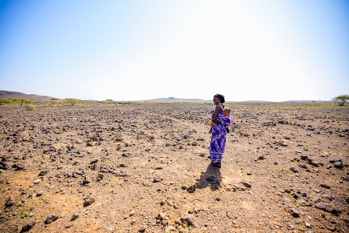 Kenya. La siccità ha ucciso la maggior parte degli animali di Gumato, minacciando la sua sopravvivenza e quella dei suoi bambini. Foto: Shaffi Abdi/Oxfam