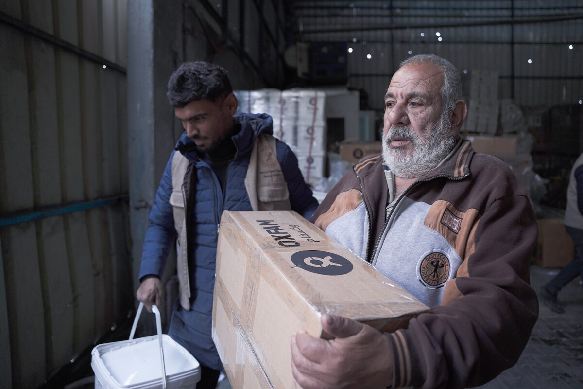 Un uomo palestinese riceve un pacco alimentare da Oxfam a Gaza durante il cessate il fuoco temporaneo di gennaio 2025. Credit: Alef Multimedia Company/ Oxfam 