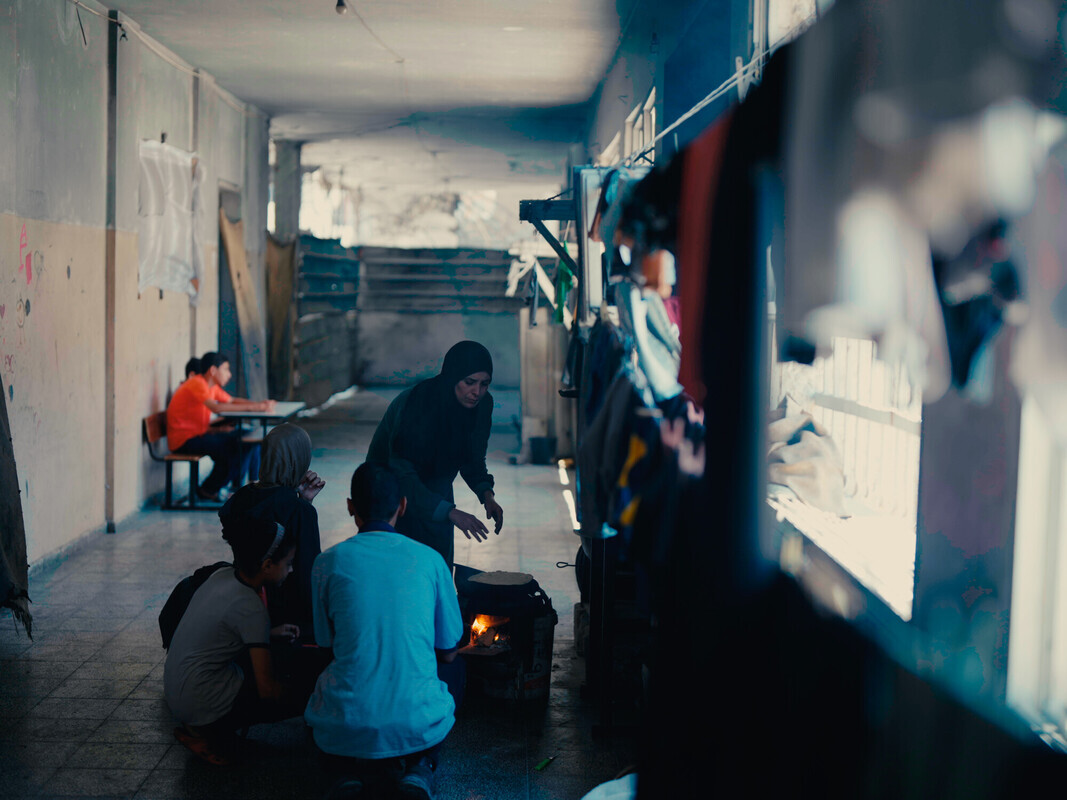 Donna palestinese a Gaza cucina del pane all’interno di una scuola dove ha trovato rifugio insieme ai suoi figli. Credit: Alef Multimedia/Oxfam 