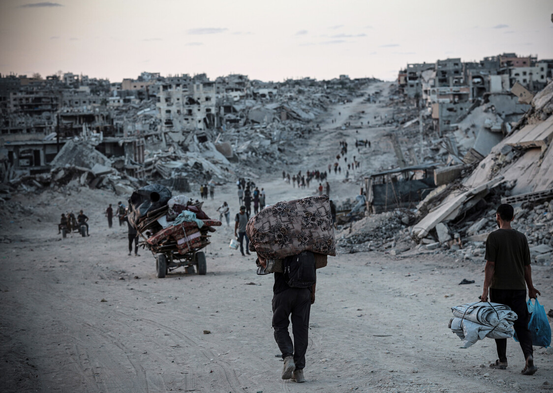 I palestinesi continuano a tornare nelle zone di Jabalia, dopo l'entrata in vigore del cessate il fuoco e l'inizio del ritiro delle forze israeliane dalla zona cuscinetto. Le famiglie che tornano nella regione si trovano ad affrontare gravi distruzioni