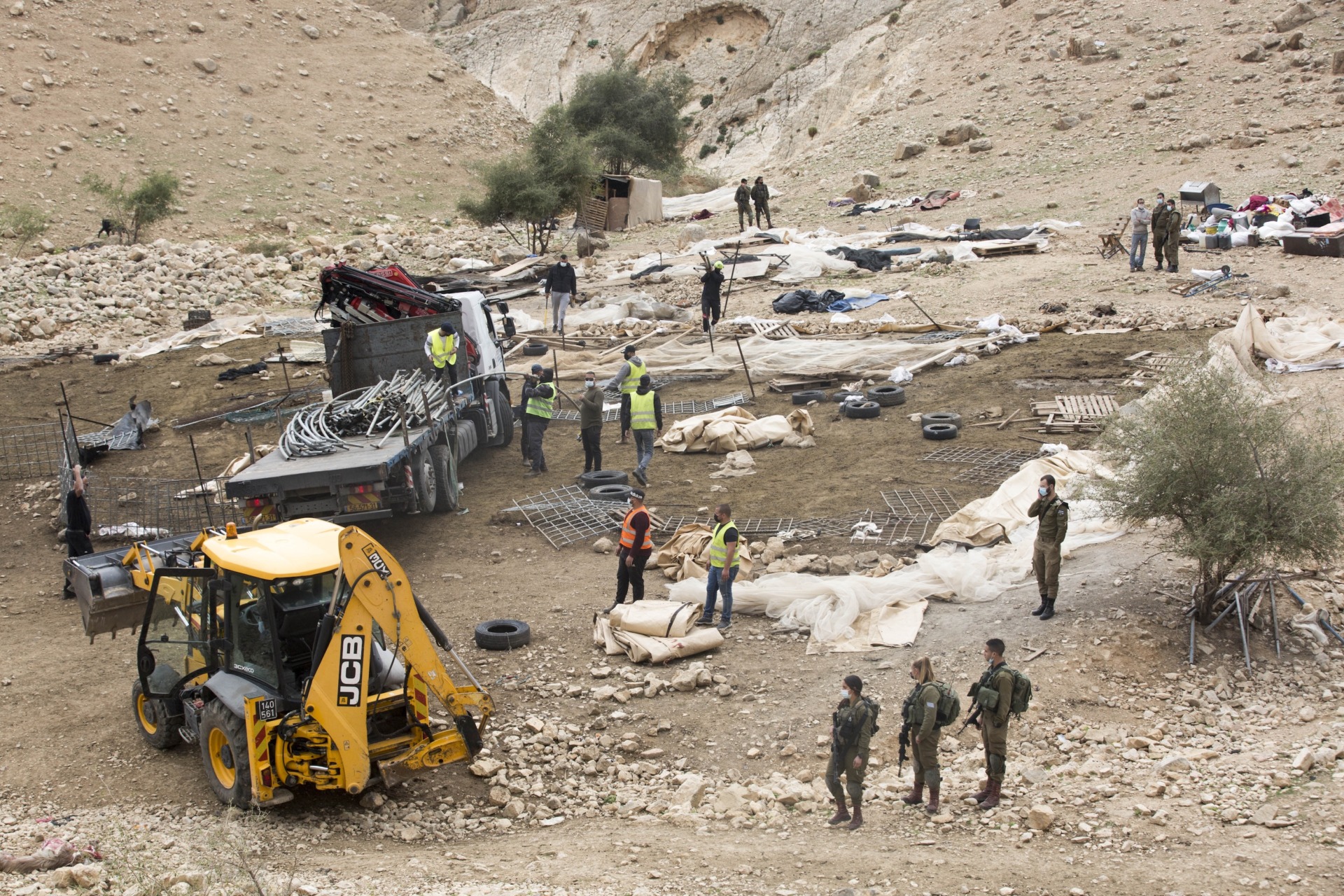 L'amministrazione civile israeliana, scortata dai soldati, smantella e confisca 5 tende e rifugi per animali della comunità di pastori beduini di Wadi al-Ahmar, nella valle centrale del Giordano. Crediti: Karen Manor / Activestills