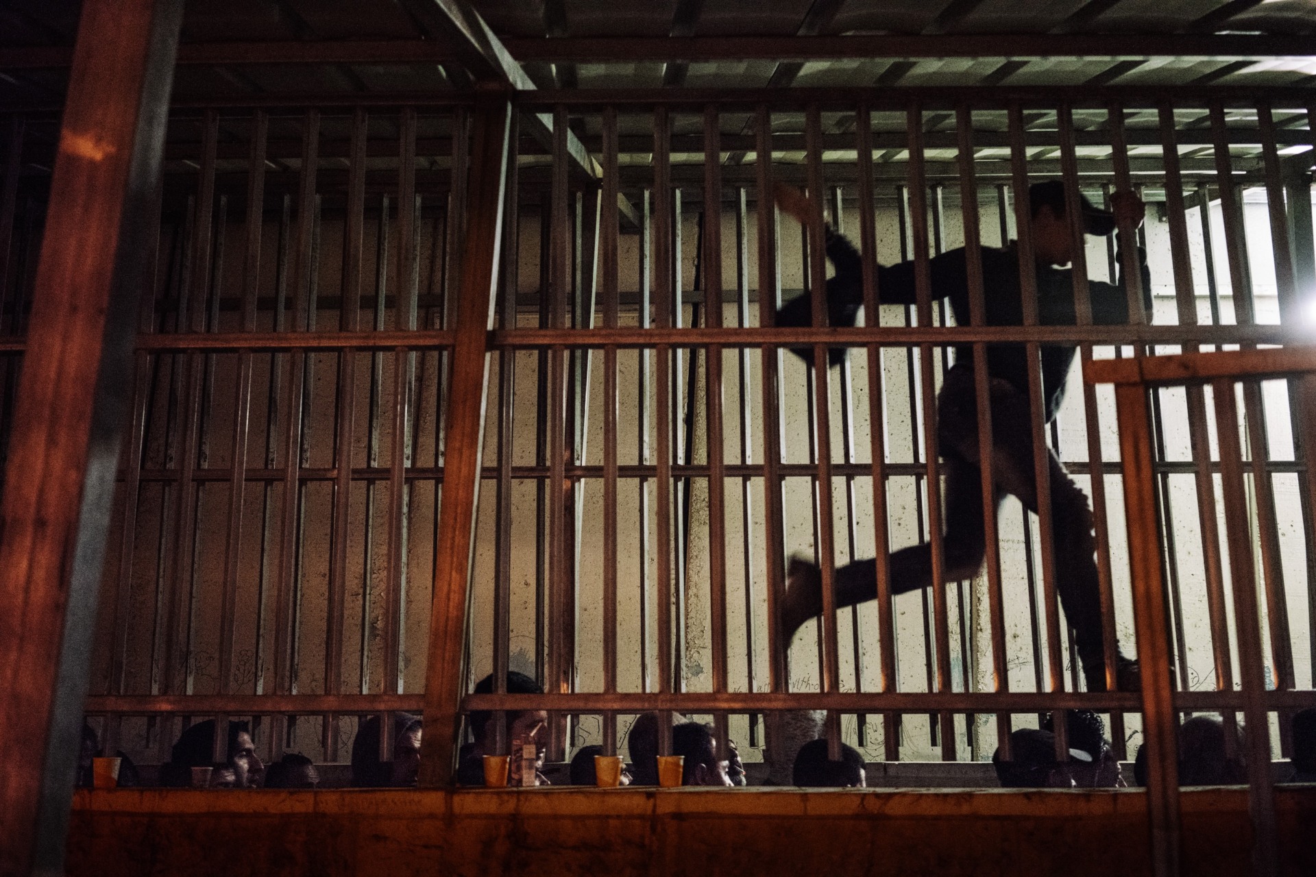 Palestinesi in fila al checkpoint 300 vicino alla città di Betlemme. Alcuni giovani scavalcano le recinzioni per superare la fila. Questo checkpoint è uno dei più trafficati della Cisgiordania. Crediti: Lorenzo Tugnoli/ Oxfam/ Contrasto