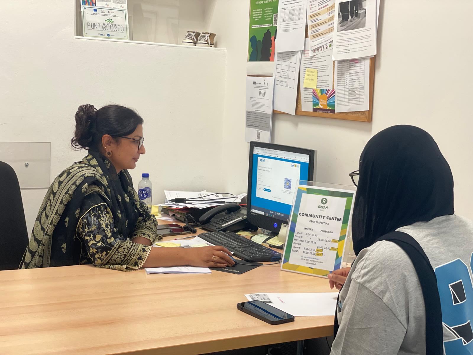 Presso i Community Center è possibile ricevere aiuto professionale su ricongiungimenti familiari e permessi di soggiorno, ma anche sulle pratiche di accesso ai servizi sociali ed educativi. Foto: Oxfam Italia 
