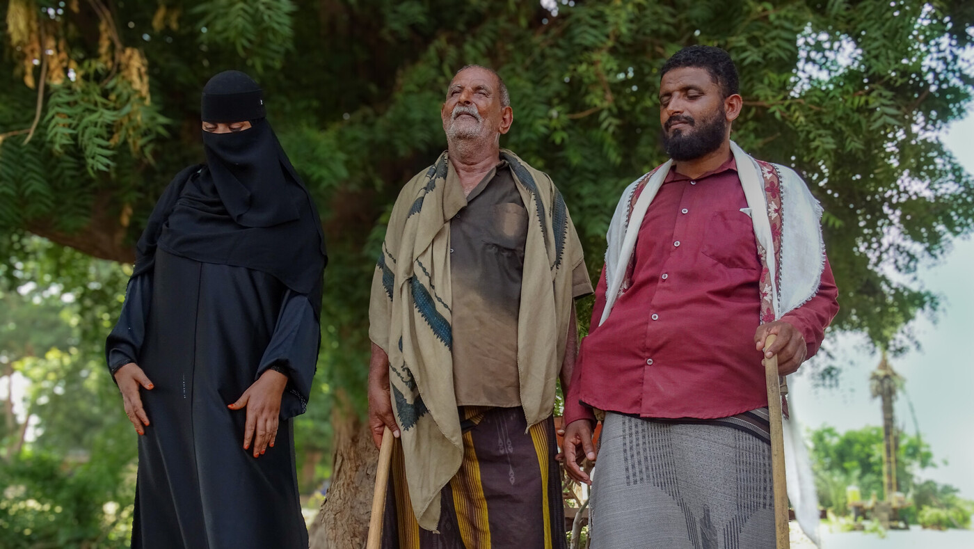 Tre generazioni, una storia di forza. Sanaa, Saleh e loro zio Fadhl: uniti non solo dal legame di sangue, ma anche dalla comune determinazione a imparare, insegnare e servire. Credit: Abdulbari Othaman/Oxfam