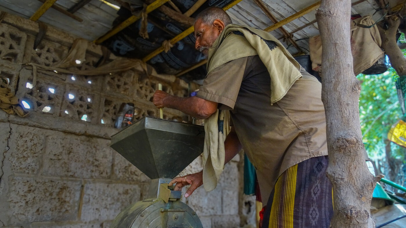 Fadhl usa il macinatore per henné, alimentato dall'energia solare, trasformando la tradizione in sostentamento. Credit: Abdulbari Othaman/Oxfam