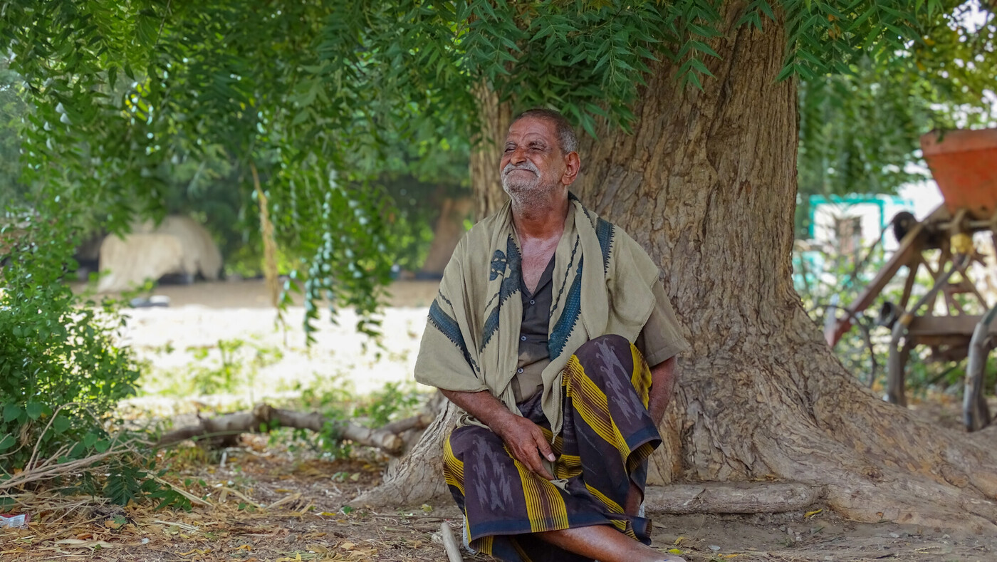Fadhl Mohammed, cieco dall'infanzia, siede sotto un albero nel suo villaggio. Credit: Abdulbari Othaman/Oxfam